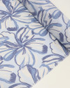 Tecido Crepe Koshibo Leve Macro Flores Pontilhadas Branco e Tons de Azul