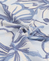 Tecido Crepe Koshibo Leve Macro Flores Pontilhadas Branco e Tons de Azul