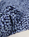 Tecido Crepe de Viscose Geométrico Irregular Sobreposto Tons de Azul
