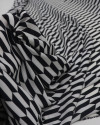 Tecido Crepe Chiffon Texturizado Italiano Ilusão de Ótica P/B