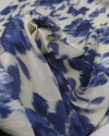 Tecido Crepe Silk Italiano Flores Abstratas Tons de Azul e Creme 