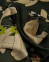 Tecido Crepe Silk Italiano Macro Flores Creme, Branco e Verde