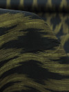 Tecido Crepe Italiano Chevron Desfocado Verde e Preto