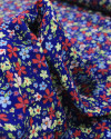 Tecido Crepe de Viscose Italiano Campo Floral Colorido e Azul Marinho