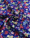 Tecido Crepe de Viscose Italiano Campo Floral Colorido e Azul Marinho