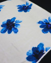 Tecido Viscose Acetinada Italiano Macro Floral em Aquarela Azul e Creme