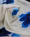 Tecido Viscose Acetinada Italiano Macro Floral em Aquarela Azul e Creme