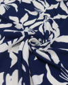 Tecido Crepe Koshibo Macro Flores Creme e Azul Marinho